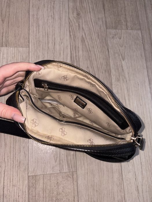 Czarna elegancka torebka na ramię GUESS