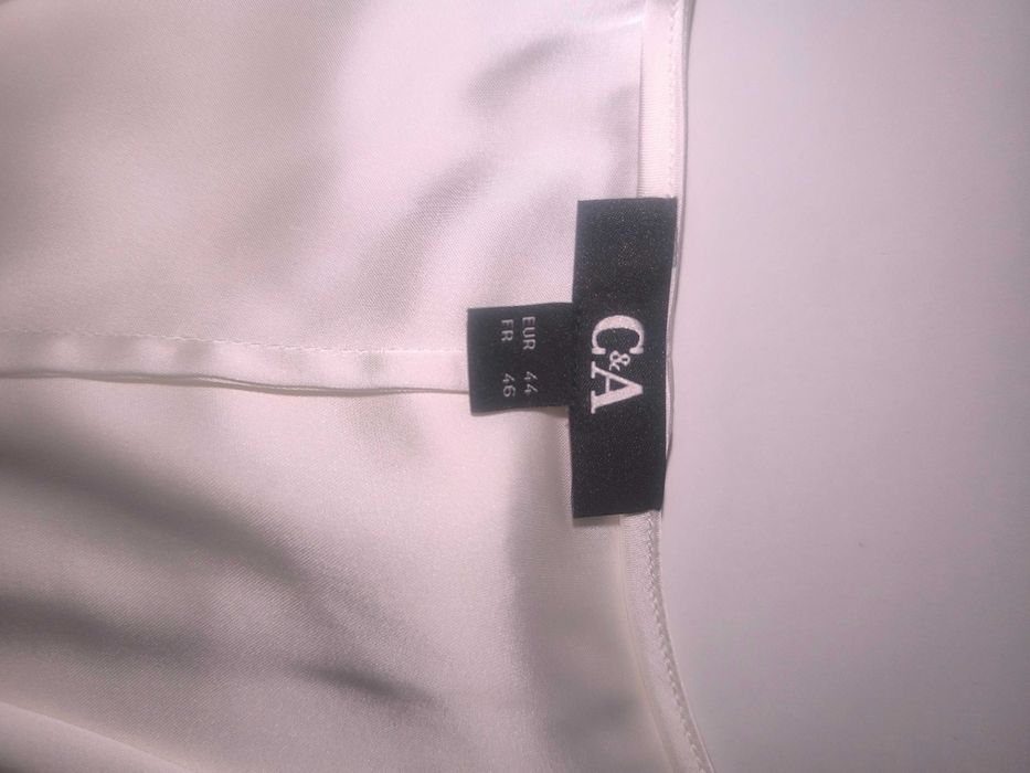 Гарна блузка під атлас молочного кольору 54 розмір