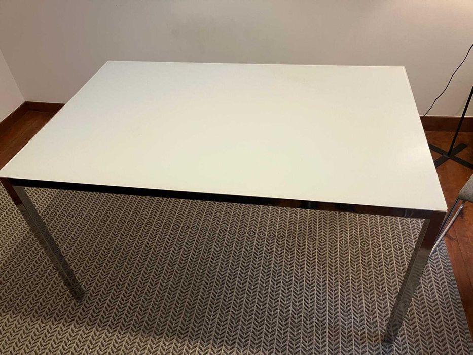 Mesa de Jantar + 4 Cadeiras – Excelente Estado