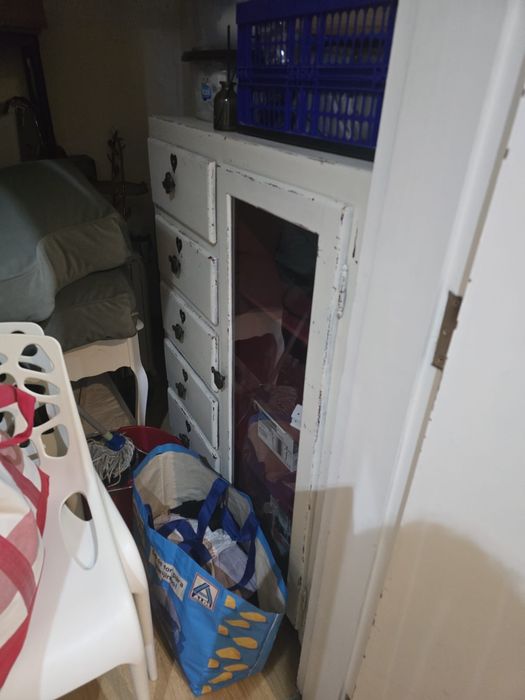 Movel em madeira pintado de branco com porta e gavetas