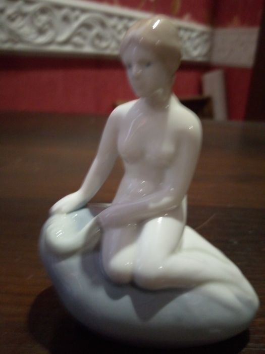 Статуэтка русалка на камне