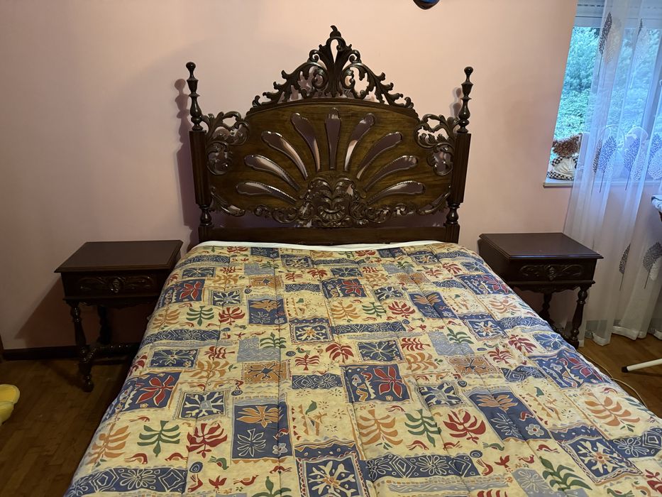 Cama com mesas de cabeceira antiga