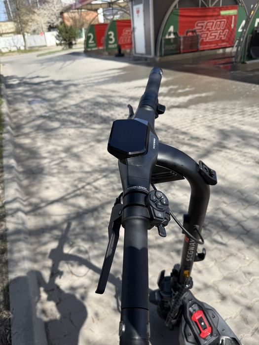 Продам електросамокат Ninebot zt 3 pro e