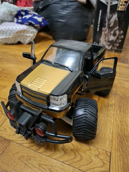 Машинка на пульте управления