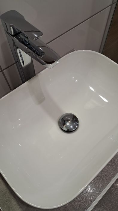 Umywalka nablatowa biała ceramiczna
