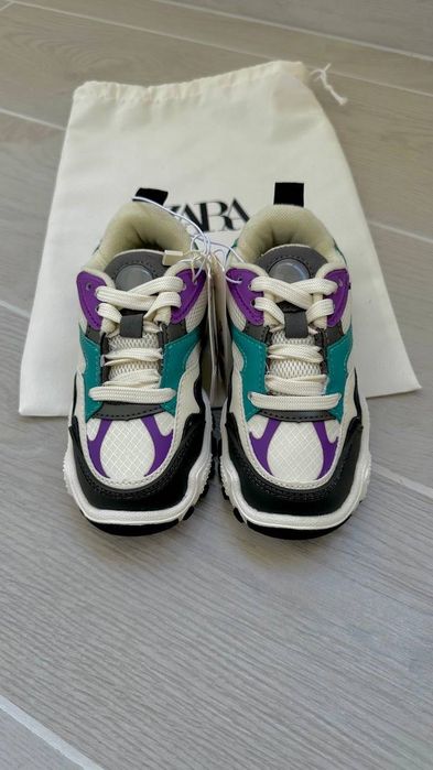 Кросівки    ZARA 23
