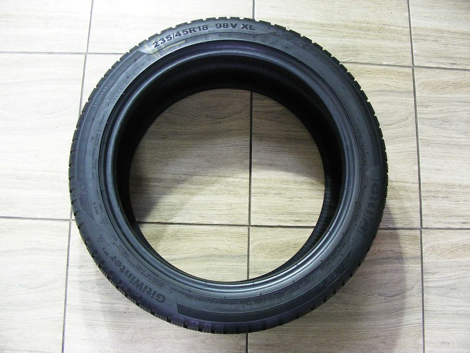 Зимова гума 235/45/18 -4 шт. Giti Winter W1 .