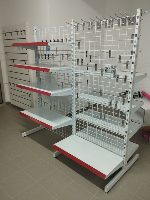 Estantes metálicas e painéis multi régua