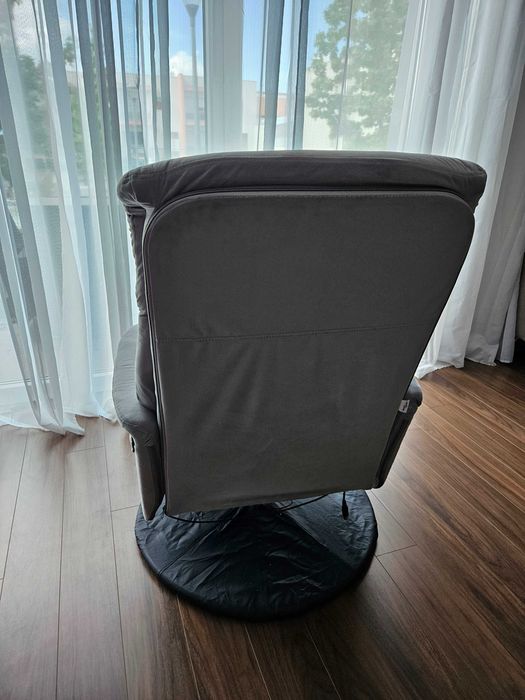 Cadeirão cinza com banco elevatório manual e sistema de massagens