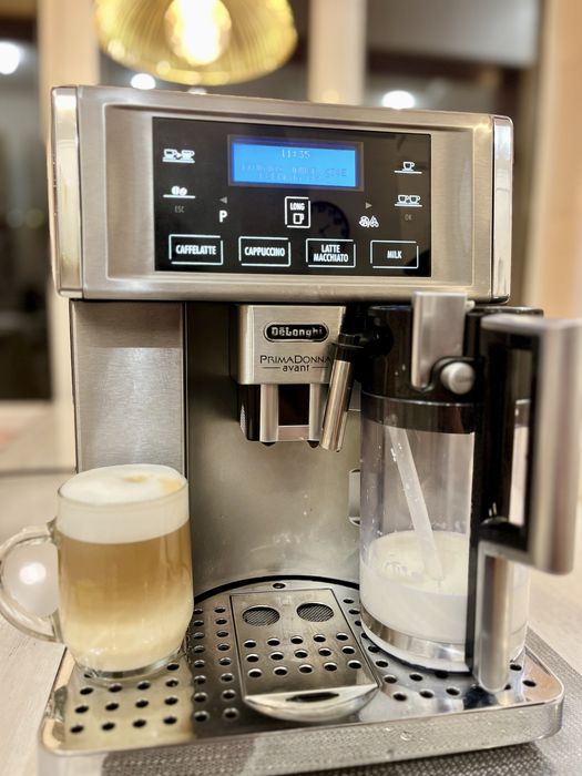 автоматична кавоварка De'Longhi PrimaDonna Avant (модель ESAM 6700).