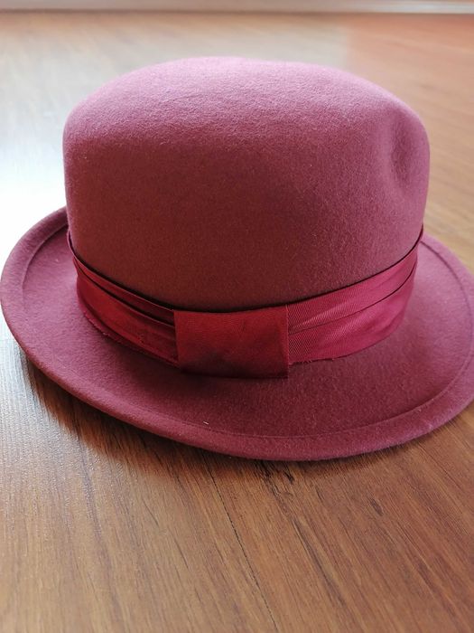 Elegancki kapelusz damski.