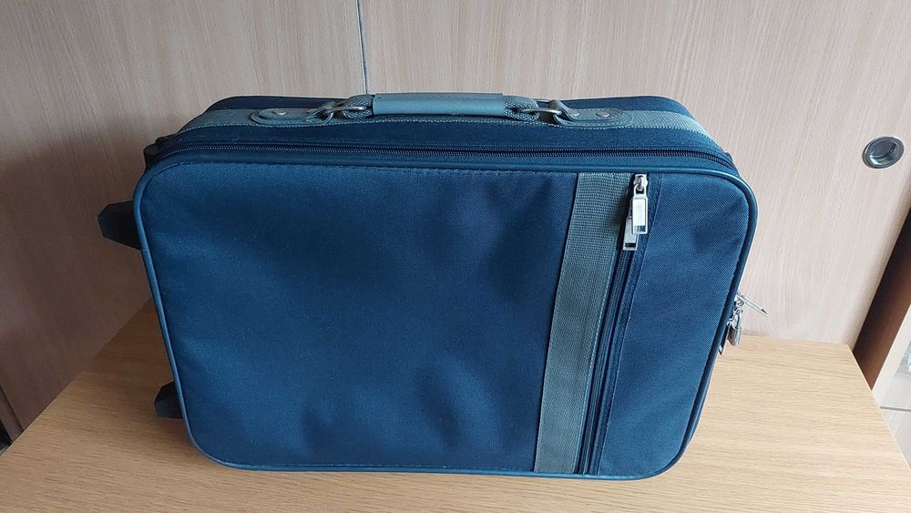 granatowa walizka 46x33x15