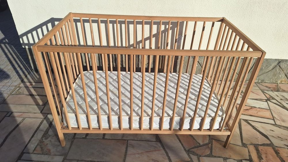 Berço e colchão ikea