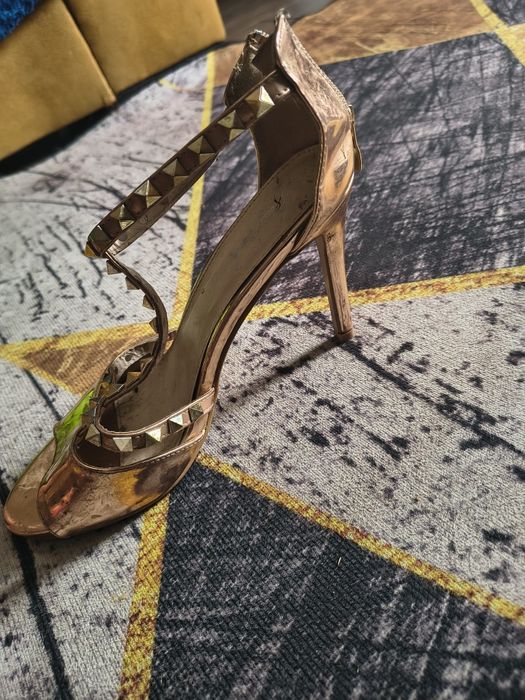 Sprzedam buty na obcasach