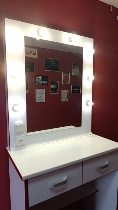 Столик макіяжний