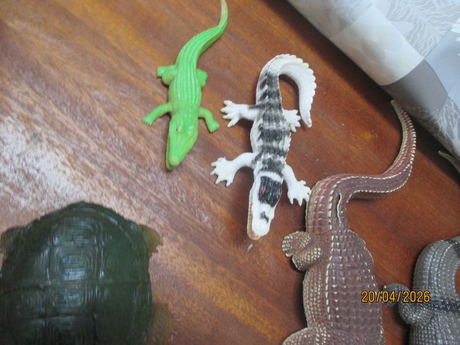 18 figuras de repteis e insectos