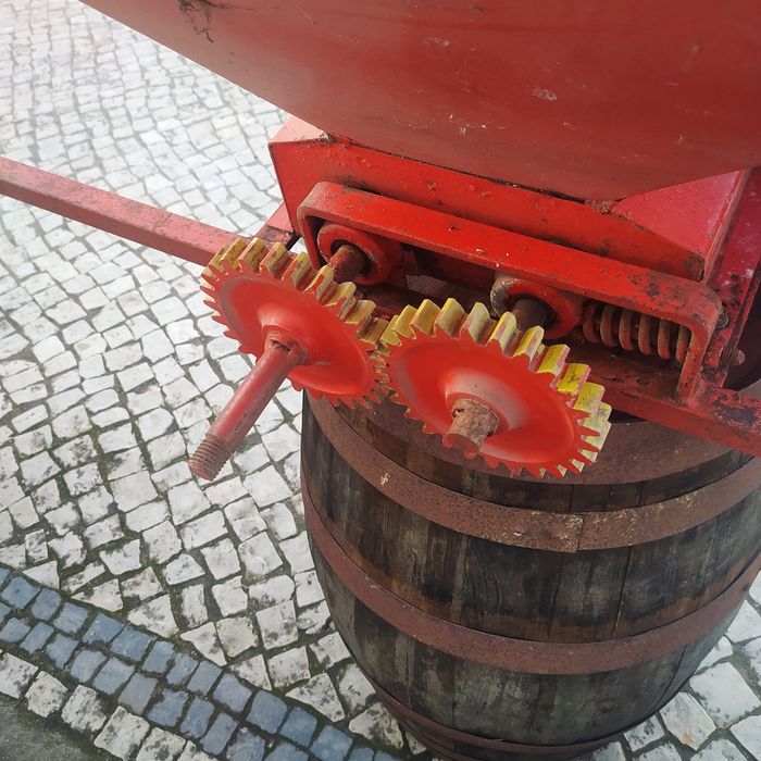 Esmagador Elétrico de uvas