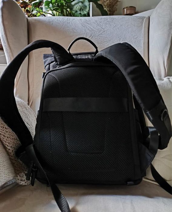 Lustrzanka Nikon D3500 z dwoma obiektywami.