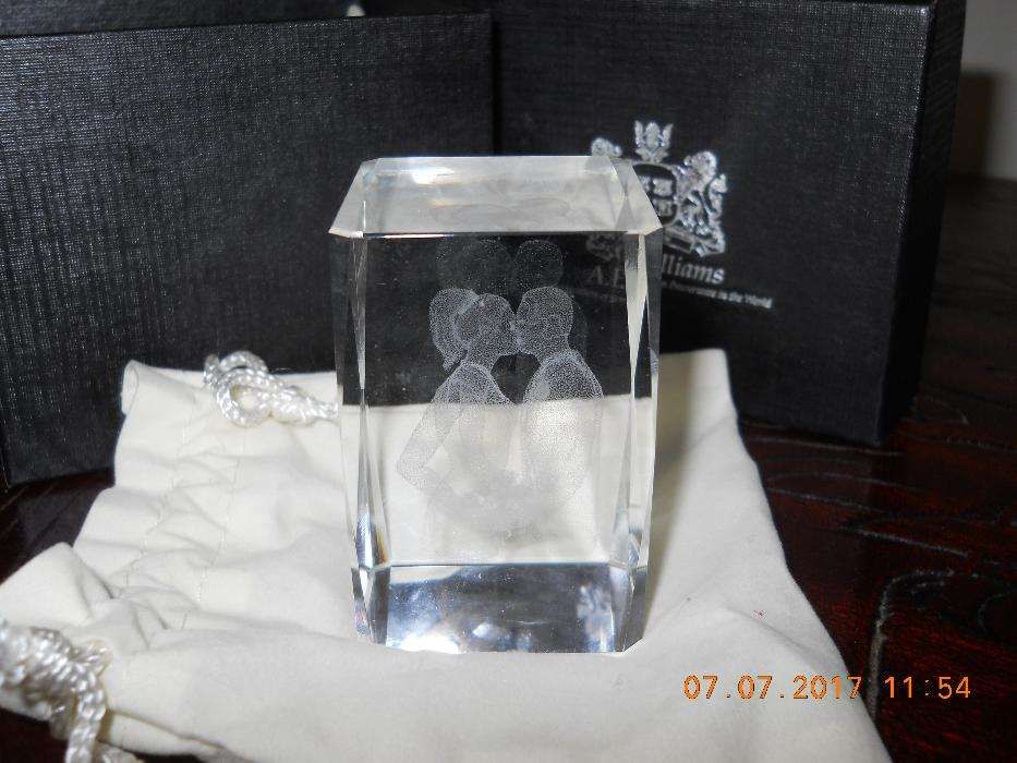 Cristal com noivos gravados no seu interior