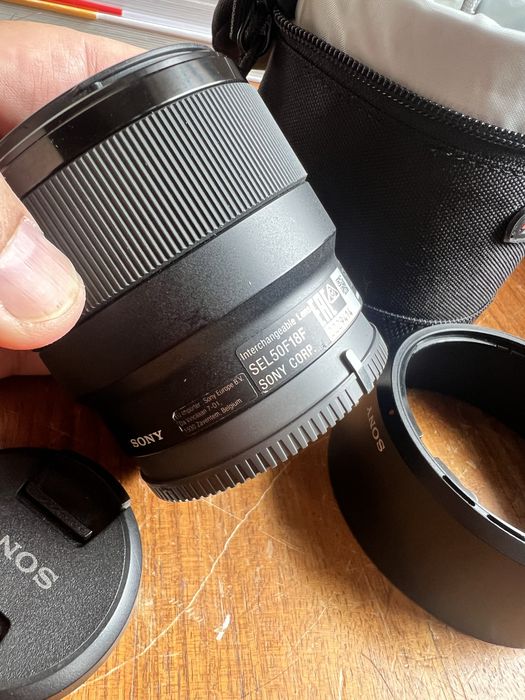 Vendo Sony FE50mm f1.8 como nova. Sem fungos nem manchas. Inclui bolsa da Lowepro tambem nova.