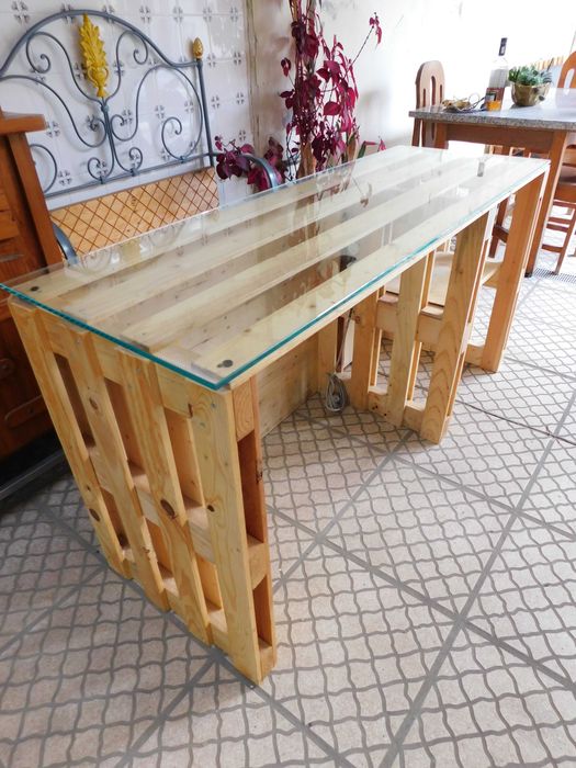 Secretária feita de paletes