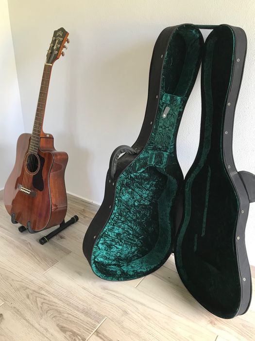 Guitarra nova + estojo + suporte – 850€ negociável