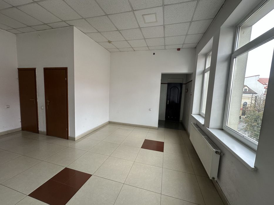 Продам приміщення в центрі офісне 800м2