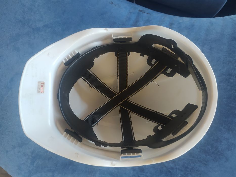 Каска строительная белая в хорошем состоянии