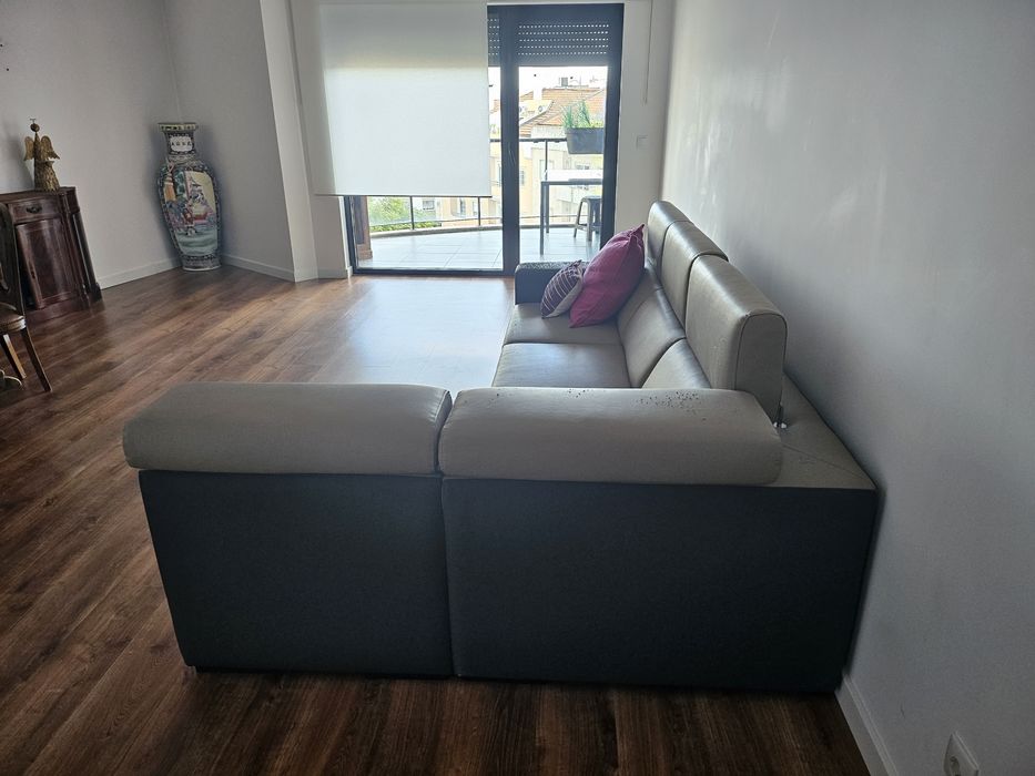 Sofa de pele castanho escuro com preto