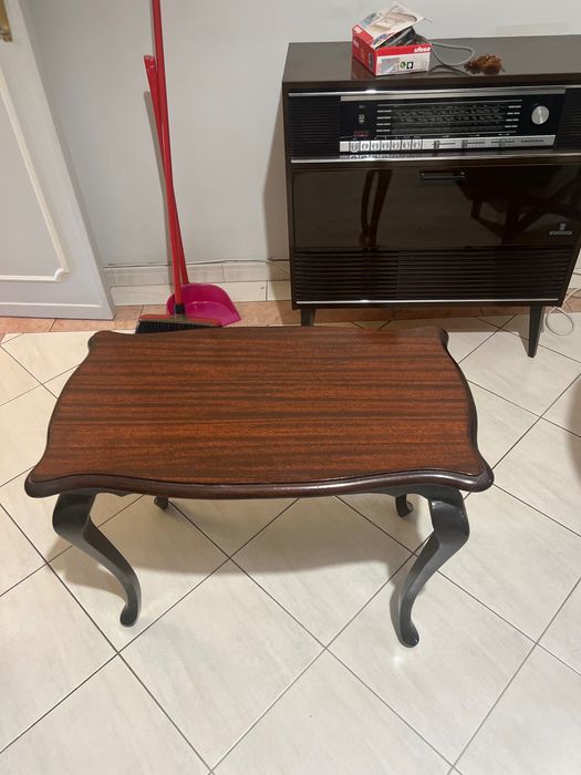 Mesa de apoio, caracterizada por pés cabriolet