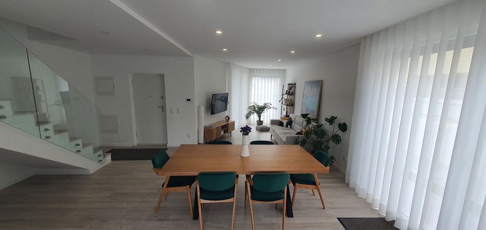 Vende-se mesa de jantar de madeira pes em ferro