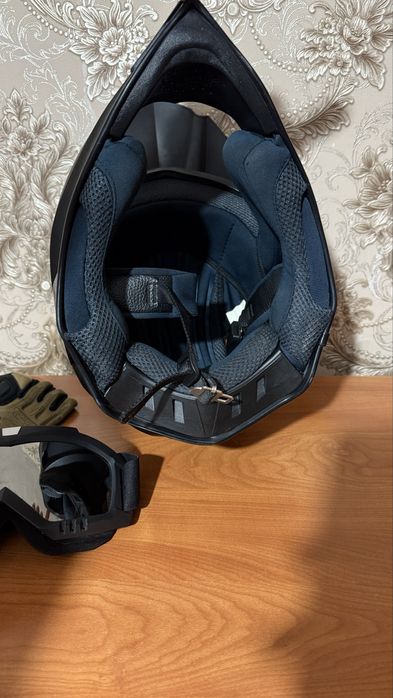 Мото шлем (кроссовый)