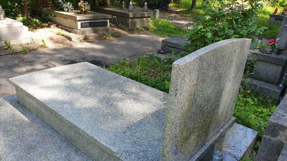 granitowy grobowiec Kraków Prądnik Czerwony - Batowice przy kaplicy ekumenicznej – pohled 3