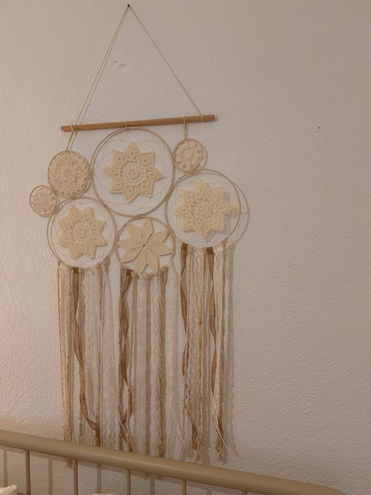 Vendo mobília/recheio de quarto completo. Cama, colchão, mesa de cabeceira, comida, quadro/tela, decoração têxtil de parede, candeeiro de mesa.