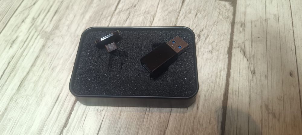 Pendrive o pojemności 32 GB z wtykiem USB-C.