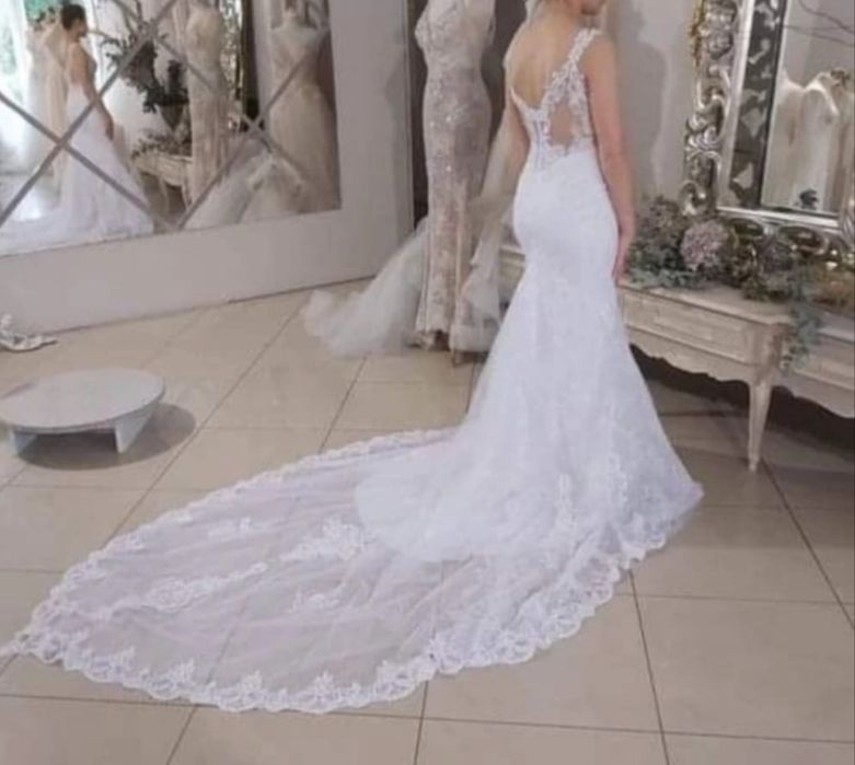 Biała suknia ślubna typu rybka