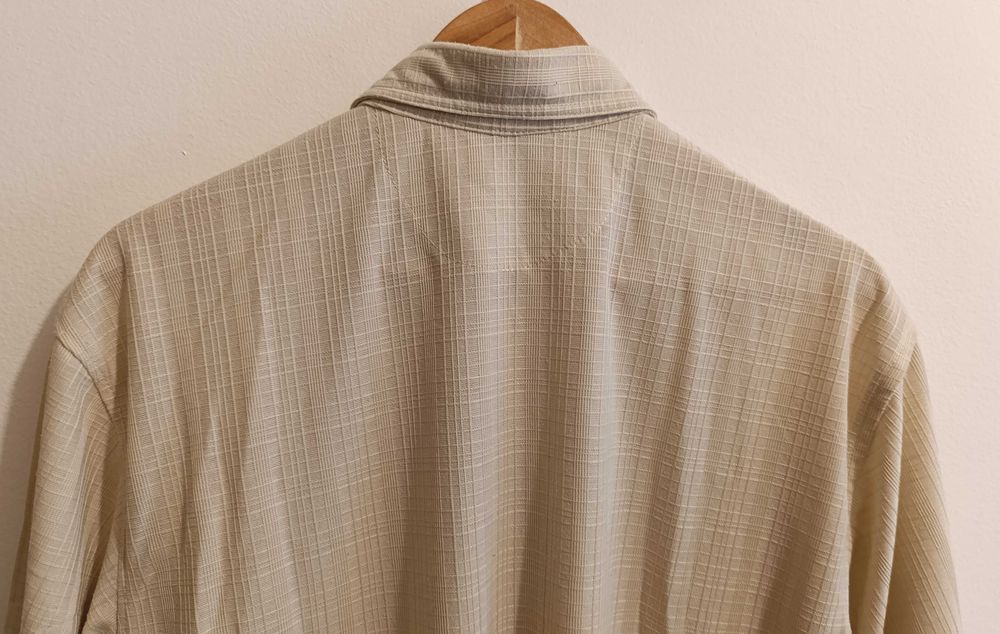 Camisa manga curta, 3 bolsos, sendo 1 c/ fecho, tecido leve relevo - L