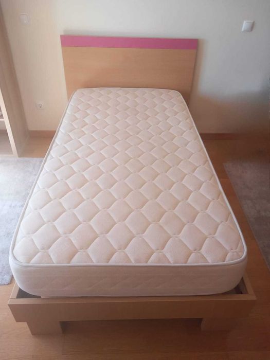 Cama de solteiro, com estrado e colchão