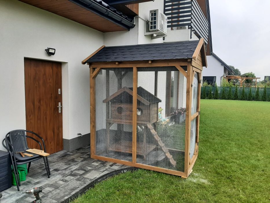 Buda dla kota z wolierą