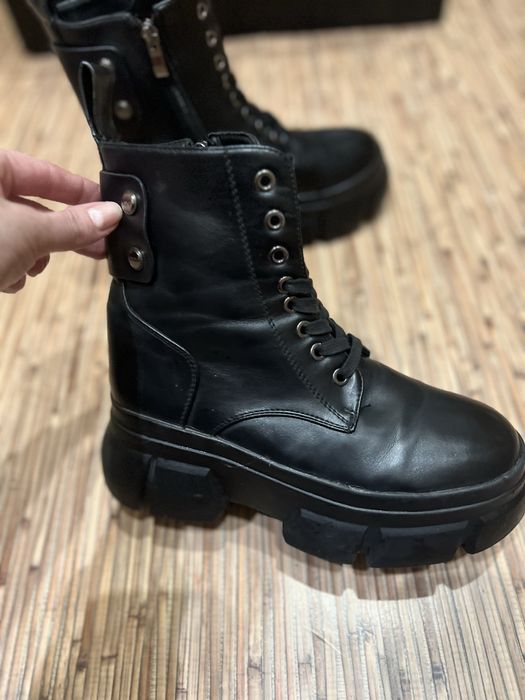 Ботинки зимові на масивній підошві