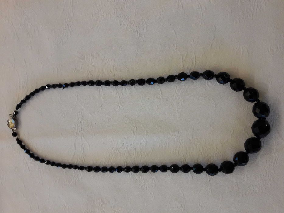Eleganckie, czarne korale