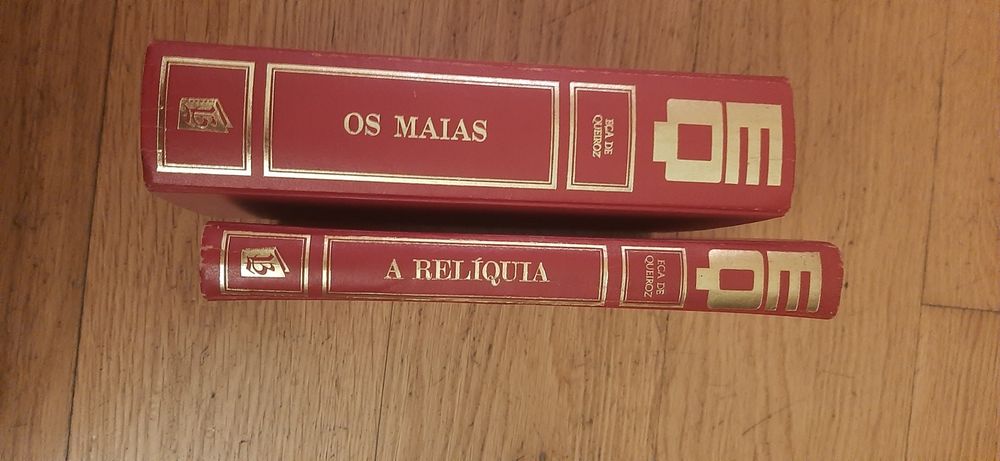 2 livros encadernados de Eça de Queiroz