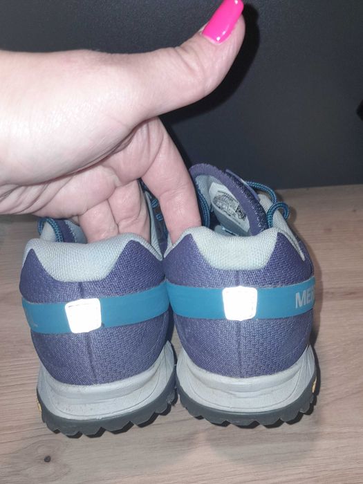 Кросівки фірми MERRELL