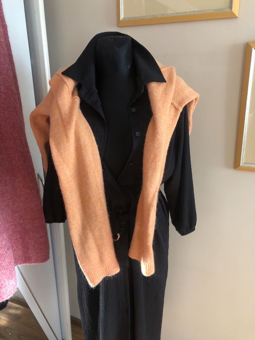 Czarna sukienka koszulowy krój