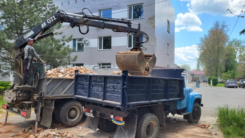 Вывоз мусора.Выкачка ямы 9к. Копка ям, заливка колец в яме