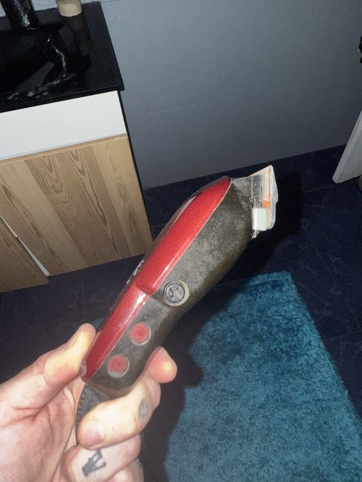 Maquina de cortar o cabelo com fio, boa qualidade e a funcionar