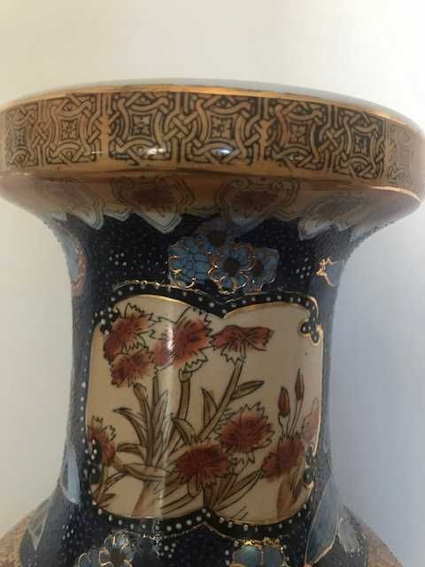 Jarrão em  porcelana chinesa pintado a mão com relevos