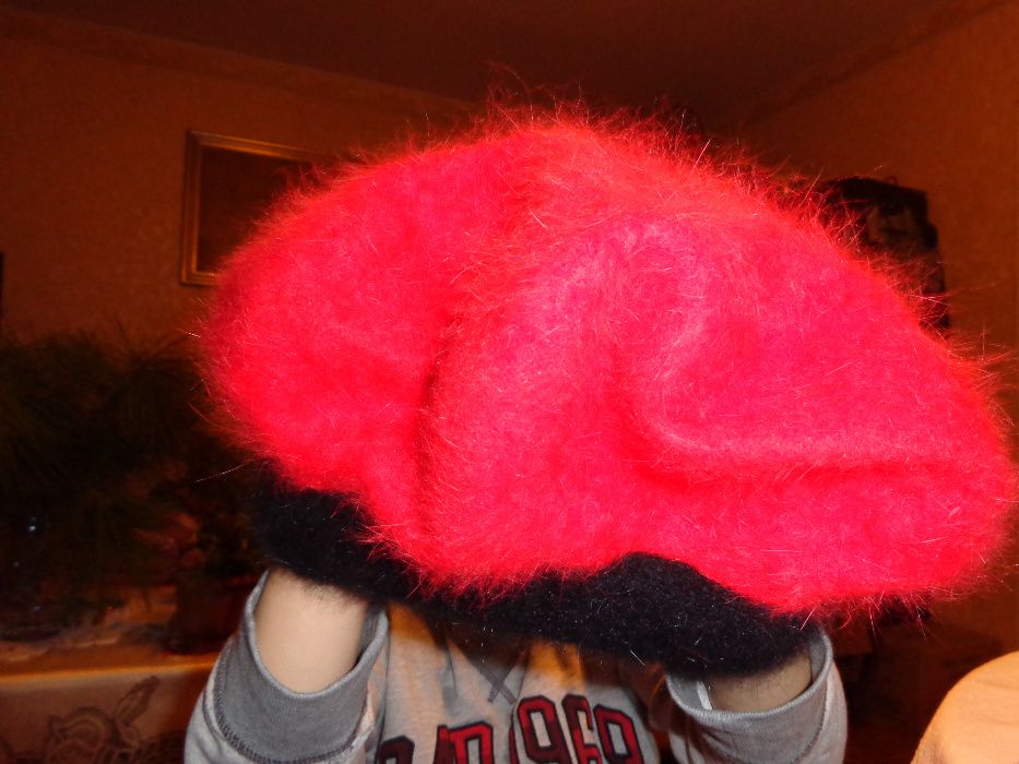 beret z angory czerwony z paskiem plus rękawiczki