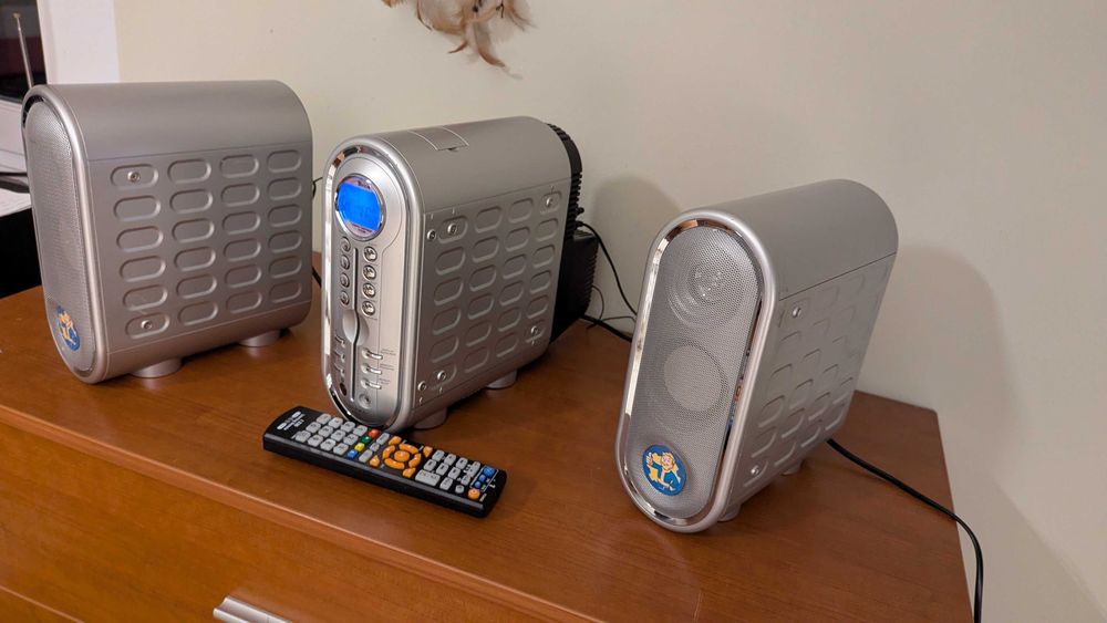 Futurystyczny zestaw audio z pilotem, jak z serialu „Fallout”