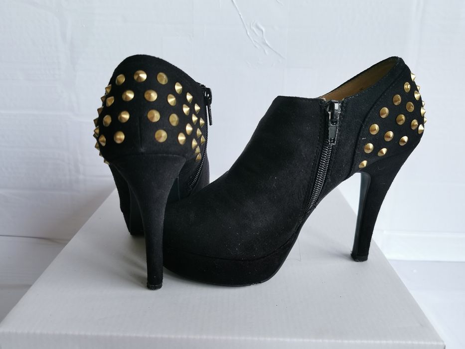 Botins pretos com tachas dourado